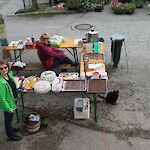 Foto: Doris Radinger; Kuchen und Kaffee gab es beim Stand des Fremdenverkehrsvereins, im Bild: Hana Maier u. Alexandra Hollenberger